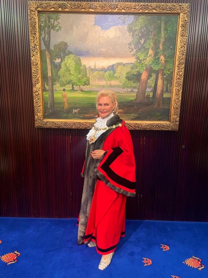 Photo of the Mayor in her robes